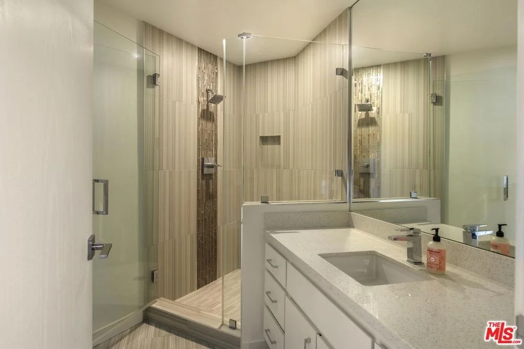 Photo of 3833 Hayvenhurst Drive