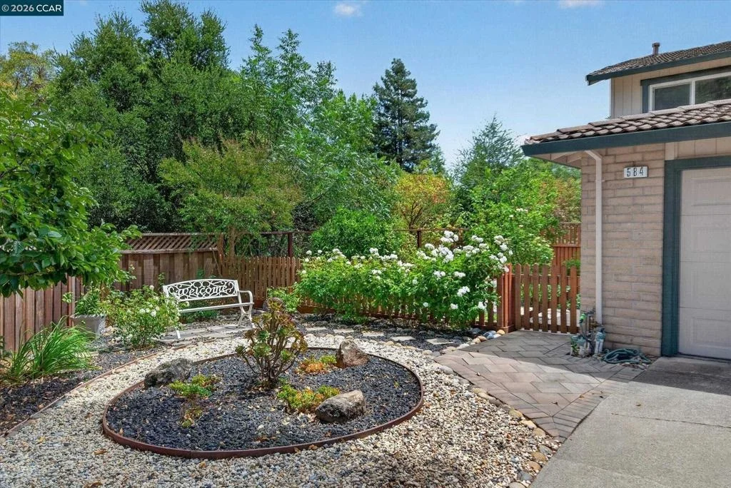Photo of 584 Mission Pl