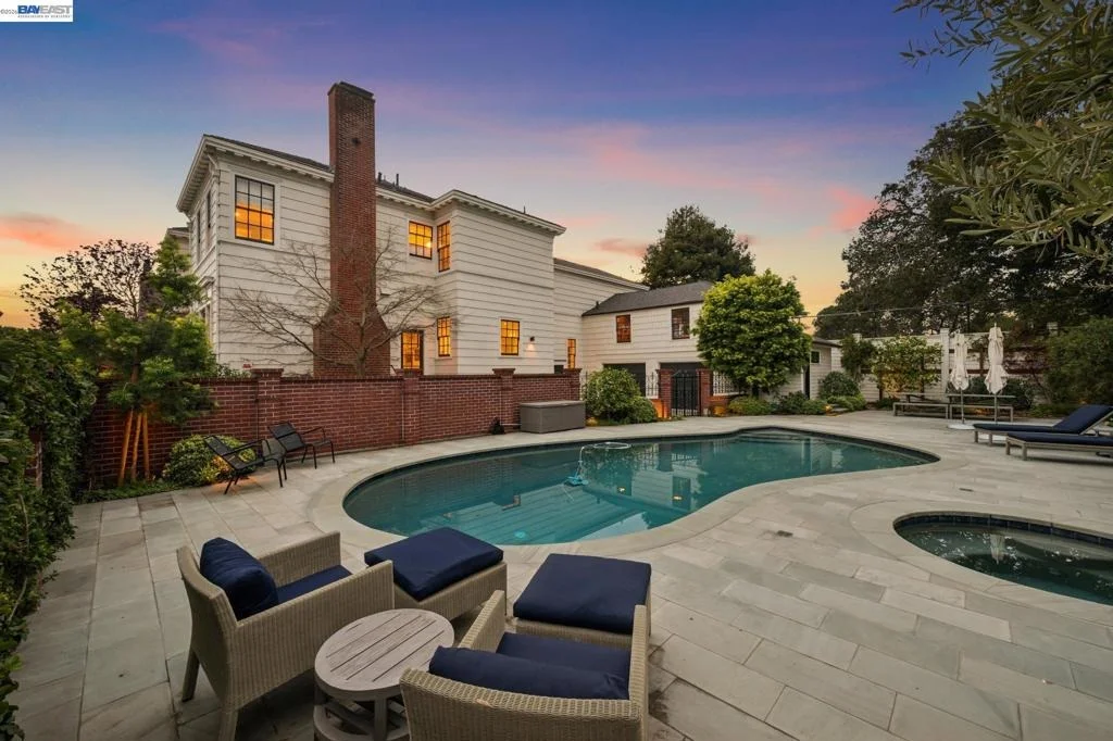 Photo of 1121 BAY STREET