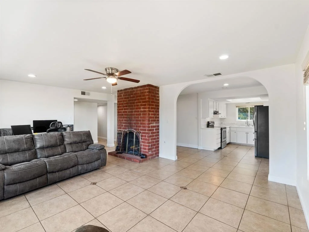 Photo of 2443 Helix Street