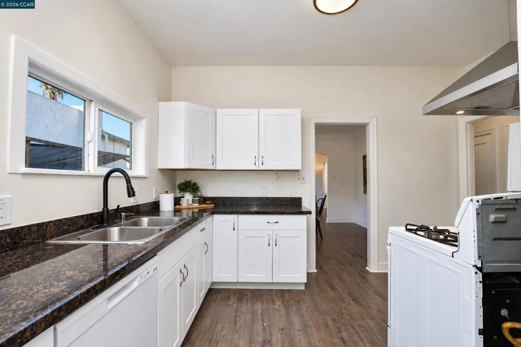 Photo of 429 W 11Th St