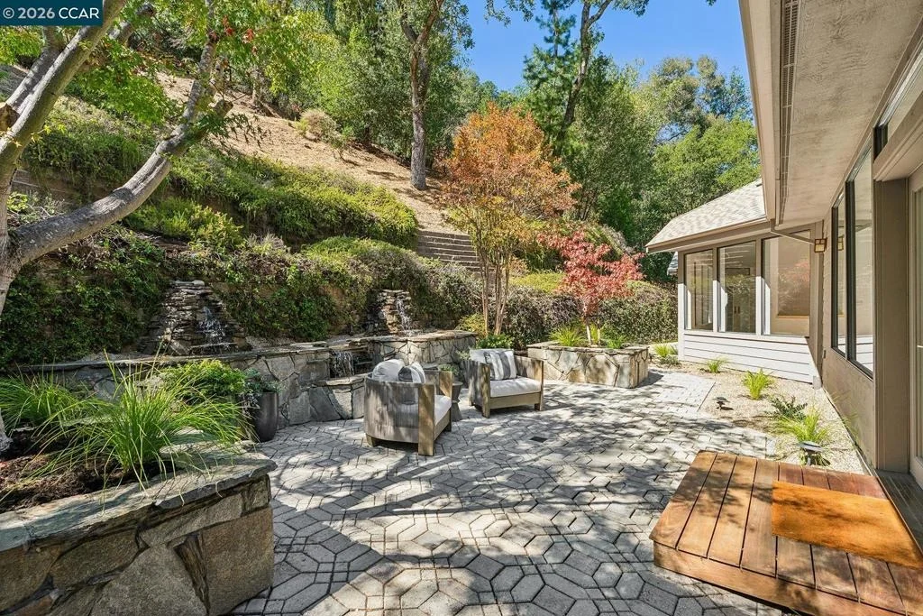 Photo of 11 Redwood Cir
