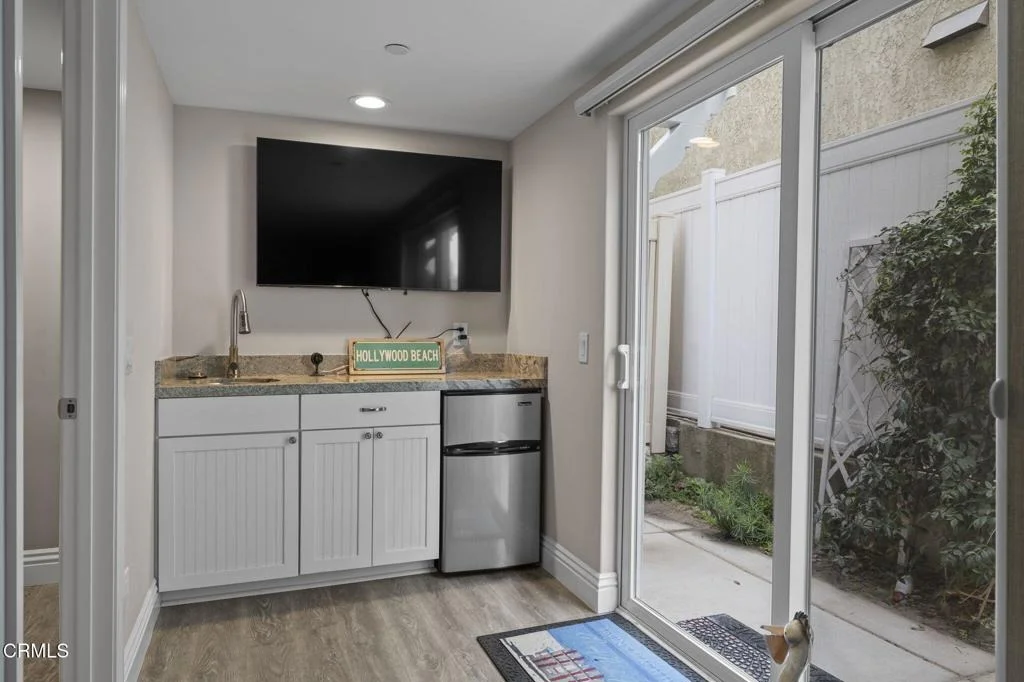 Photo of 104 La Brea Street