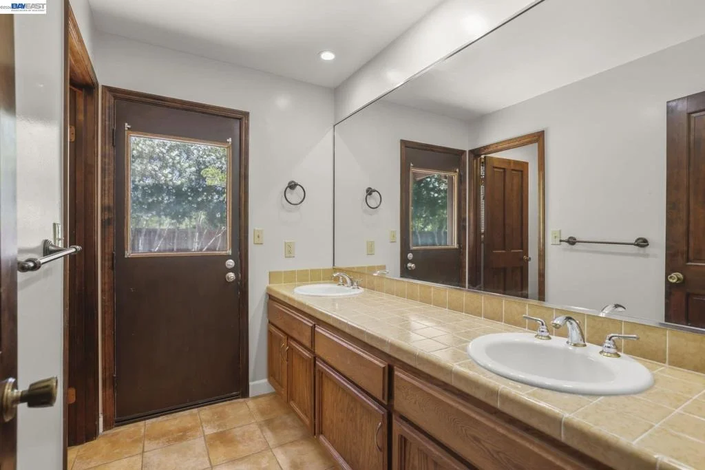 Photo of 2112 Red Oak Place