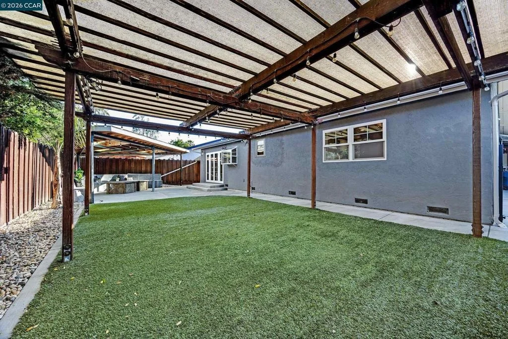 Photo of 335 Lakeside Ct