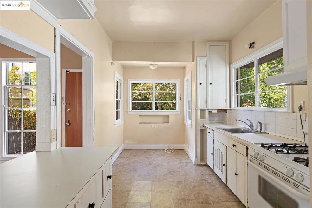 Photo of 2441 Carleton Street