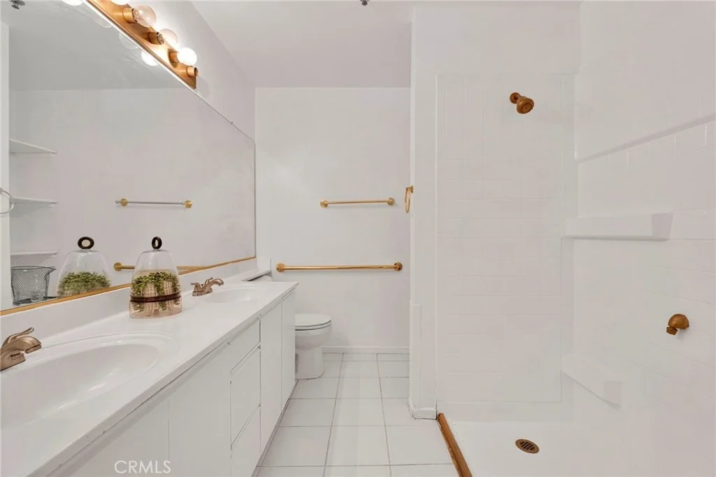 Photo of Unit 205 at 801 Pine Avenue