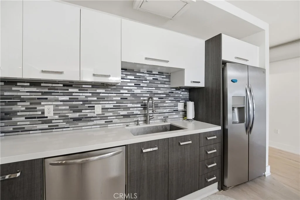Photo of Unit 201 at 433 Pine Avenue