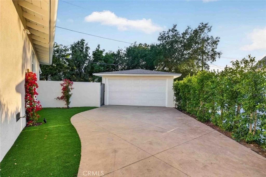 Photo of 6433 Creemore Lane