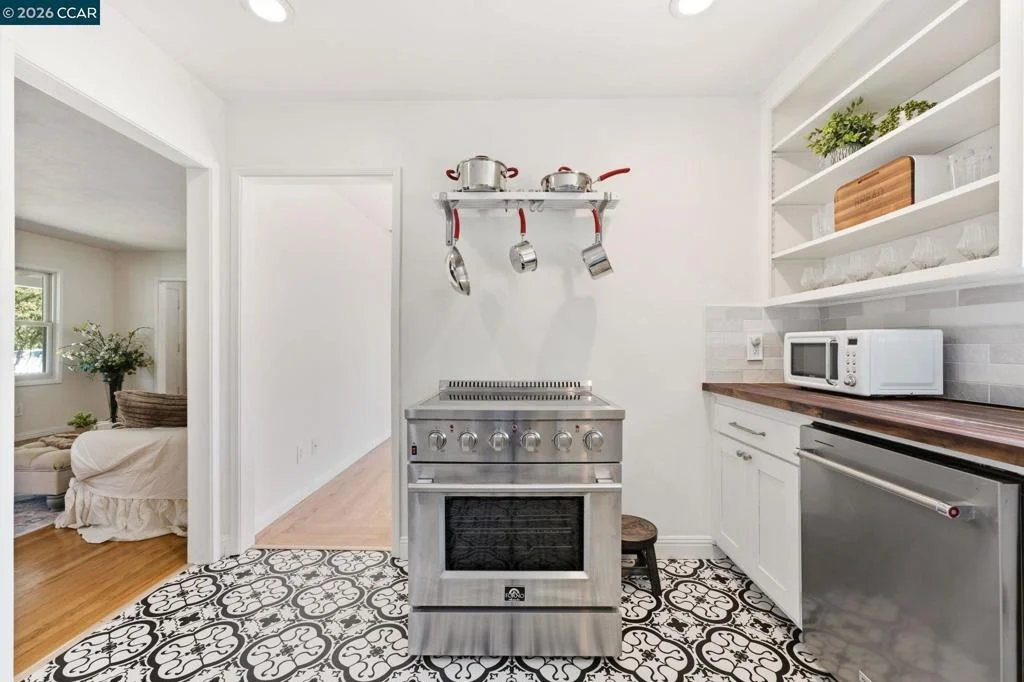 Photo of 8 Lander Dr