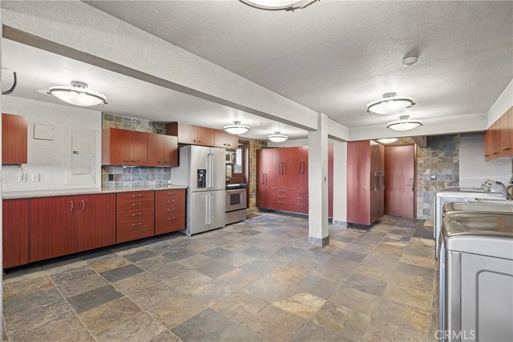 Photo of 3150 Breakers