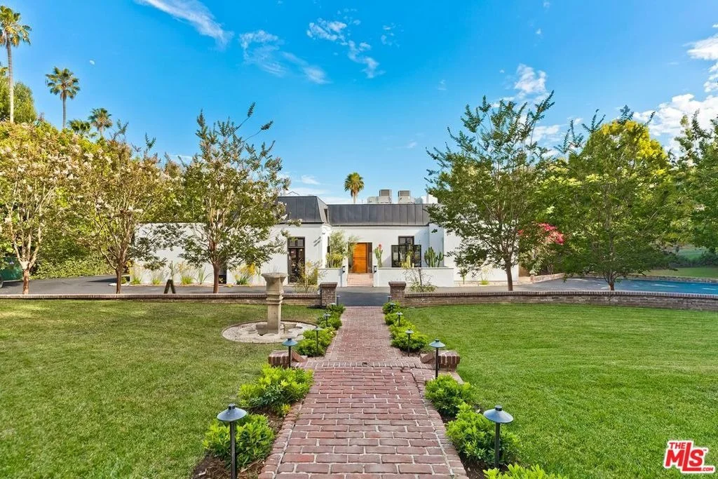 Photo of 9419 Sunset Boulevard