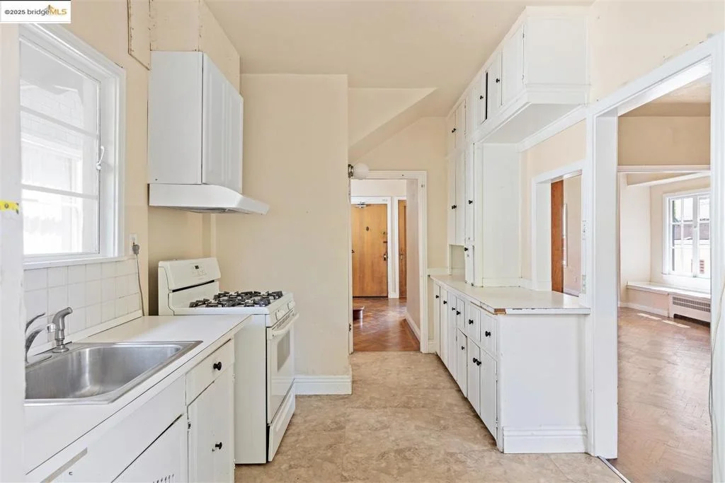 Photo of 2441 Carleton Street