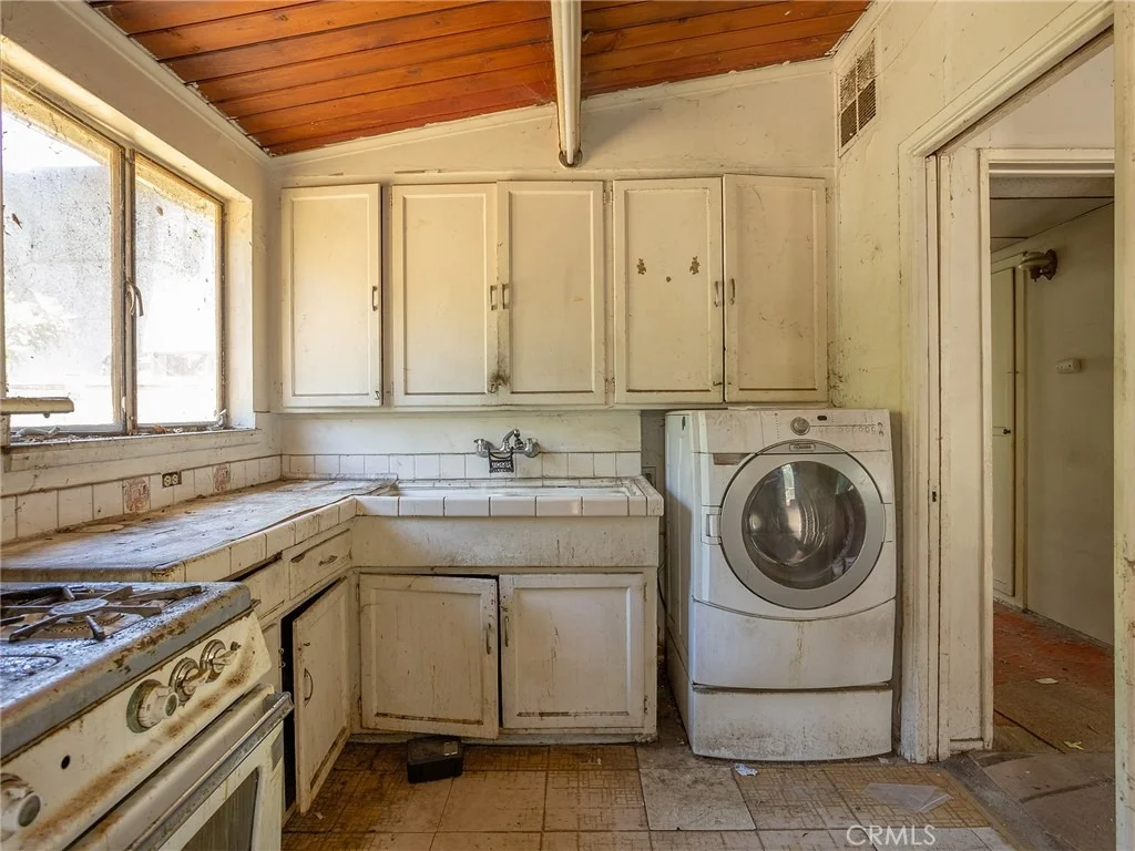 Photo of 14301 Roscoe Boulevard