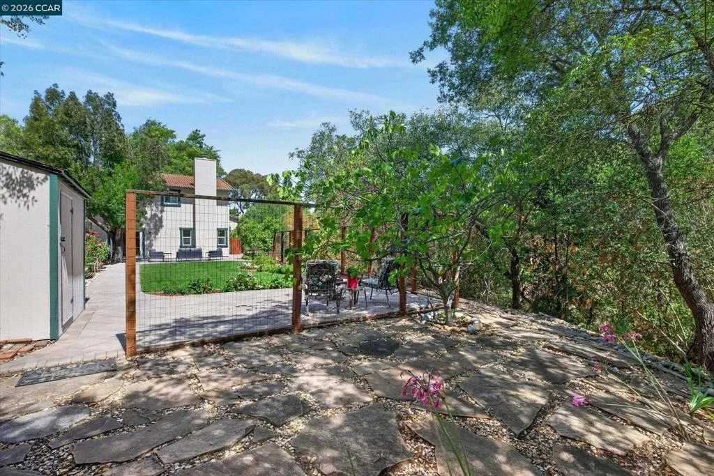Photo of 584 Mission Pl