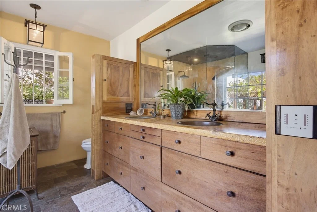 Photo of 2243 Cloverfield Boulevard