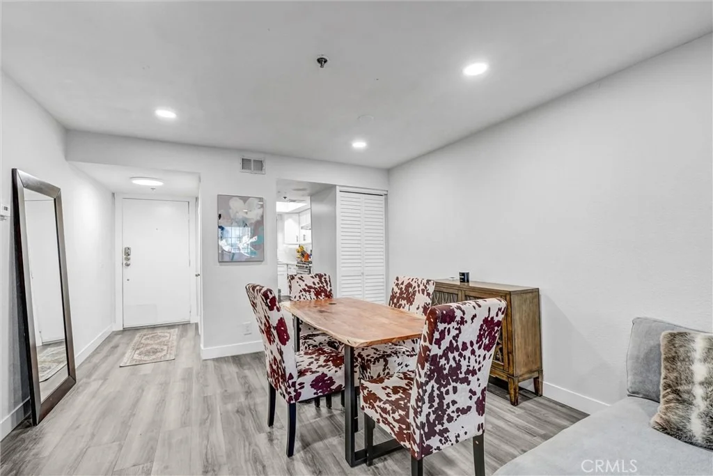 Photo of Unit 6 at 6545 Reseda Boulevard