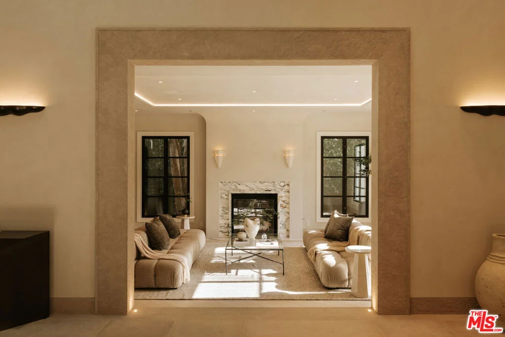 Photo of 906 N Beverly Drive