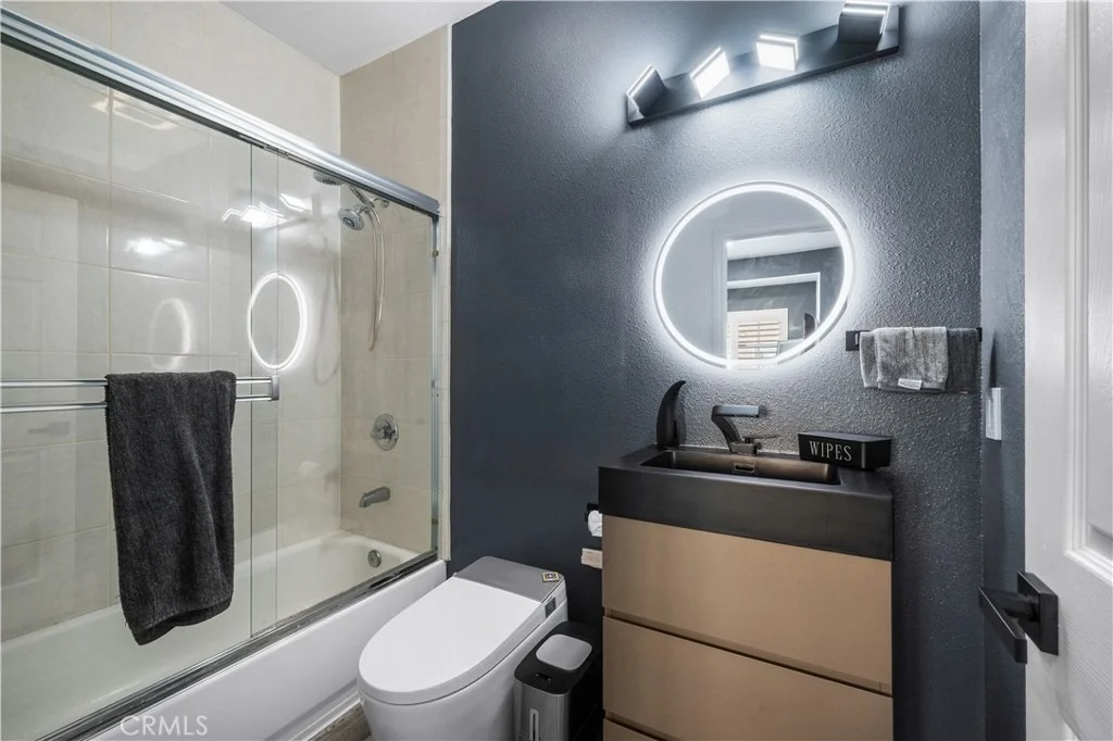 Photo of Unit D at 9882 Broadway