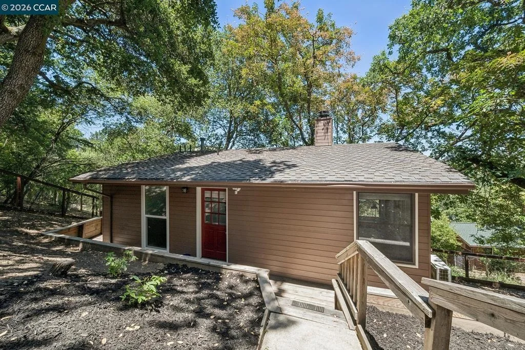 Photo of 996 Hawthorne Dr