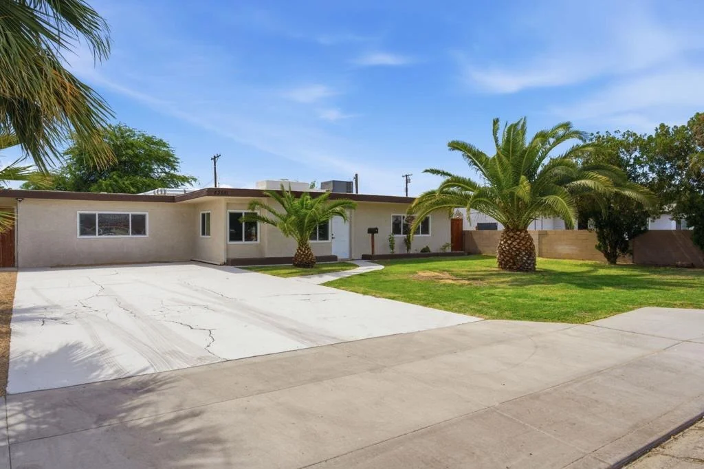 Photo of 43581 Oasis Street