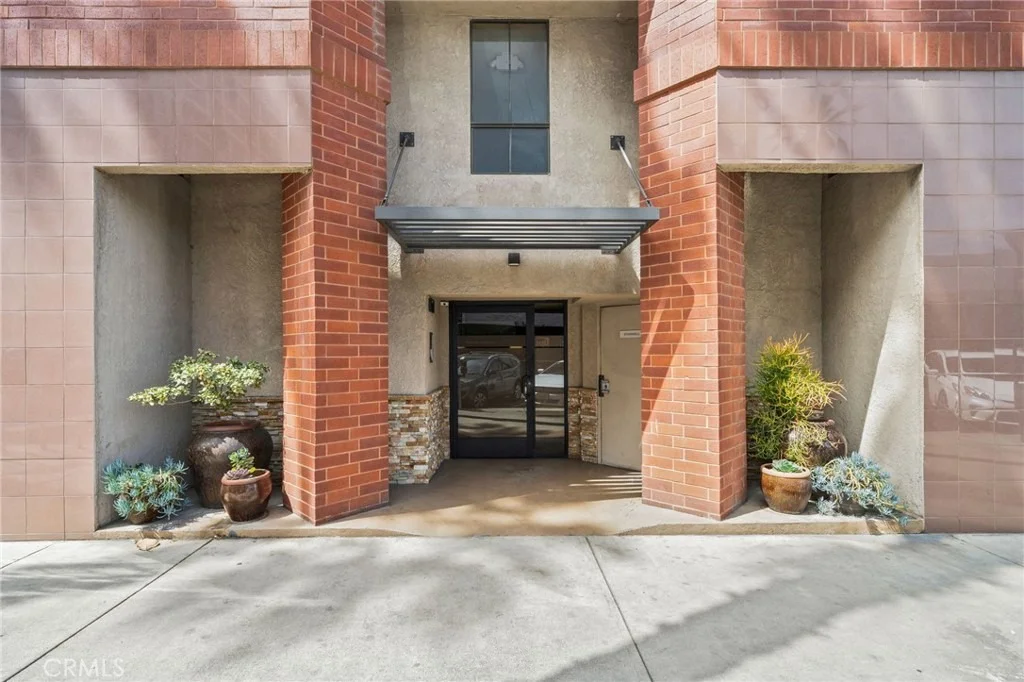Photo of Unit 302 at 35 Linden