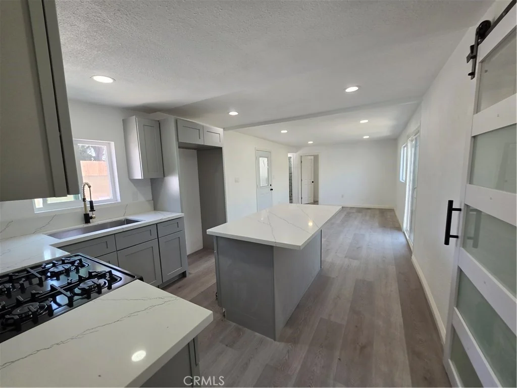 Photo of 4660 Paramount