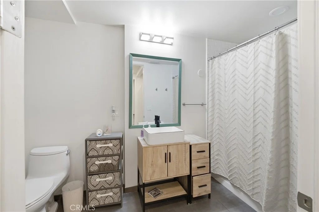 Photo of Unit 201 at 433 Pine Avenue