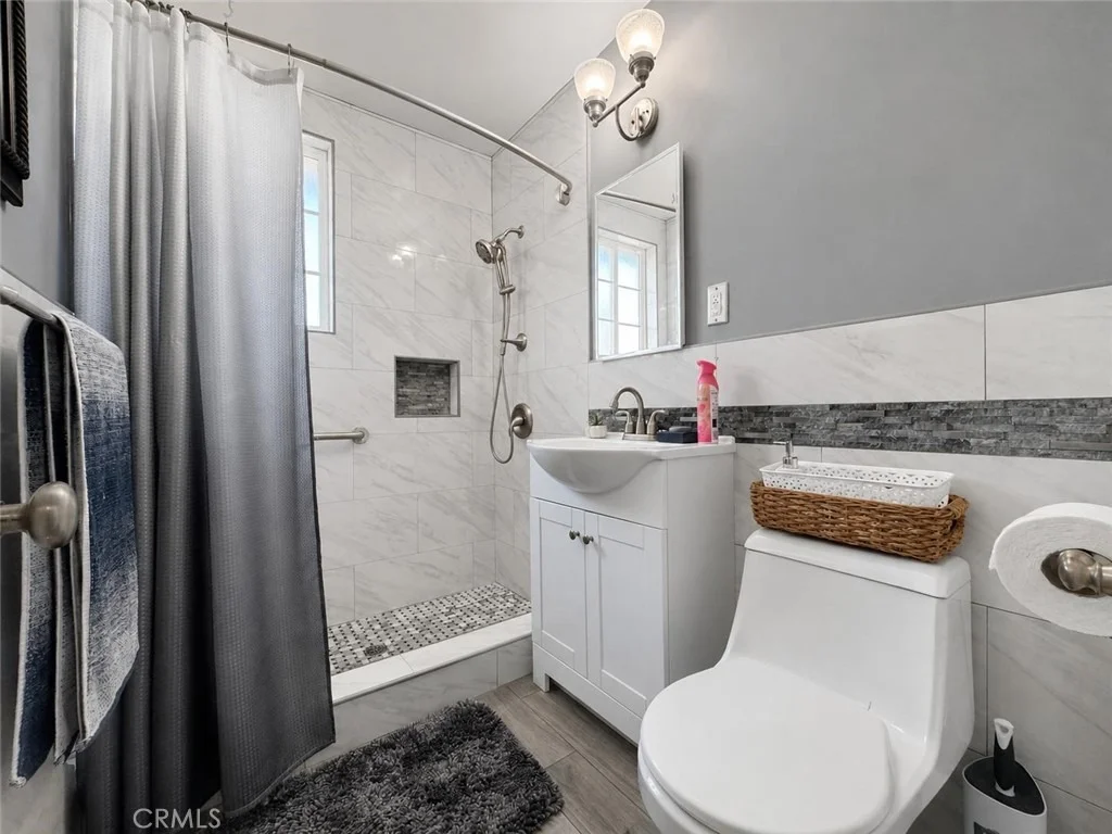 Photo of 419 E 186th Street