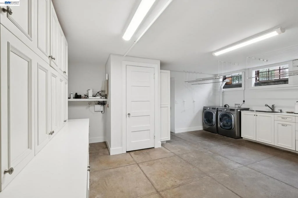 Photo of 1121 BAY STREET