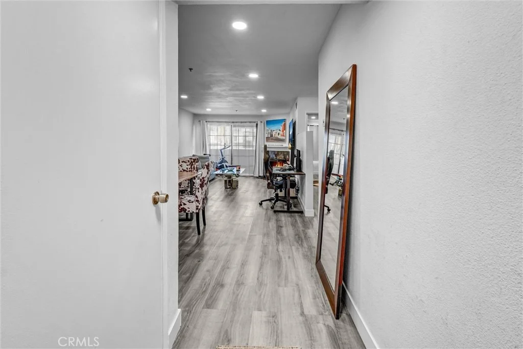 Photo of Unit 6 at 6545 Reseda Boulevard