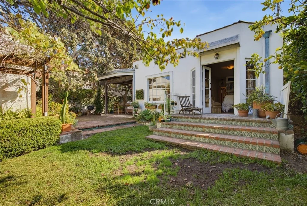 Photo of 2243 Cloverfield Boulevard