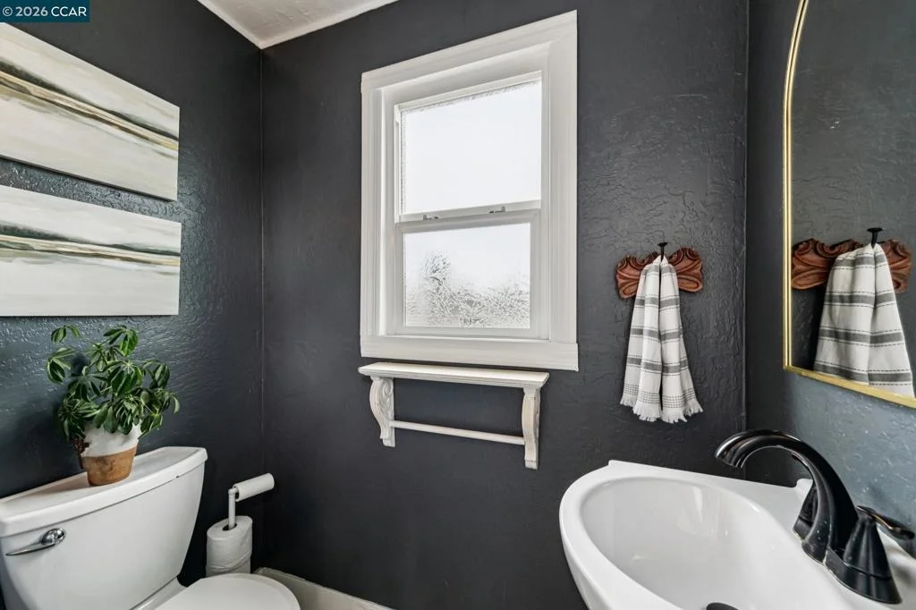 Photo of 3277 School St