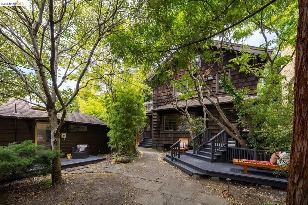 Photo of 2633 Regent St