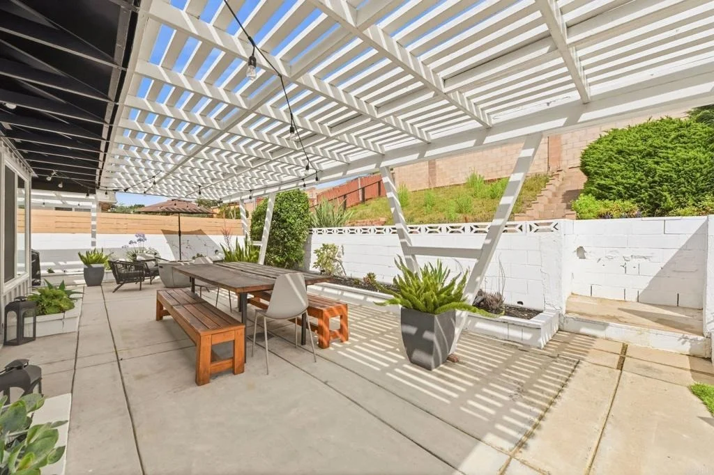Photo of 952 La Tierra Drive