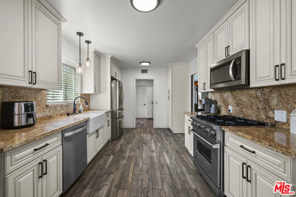 Photo of 10411 Saint James Avenue