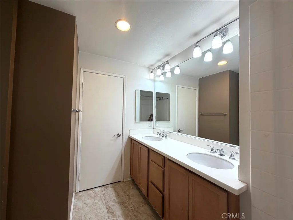 Photo of Unit M3 at 500 N Willowbrook