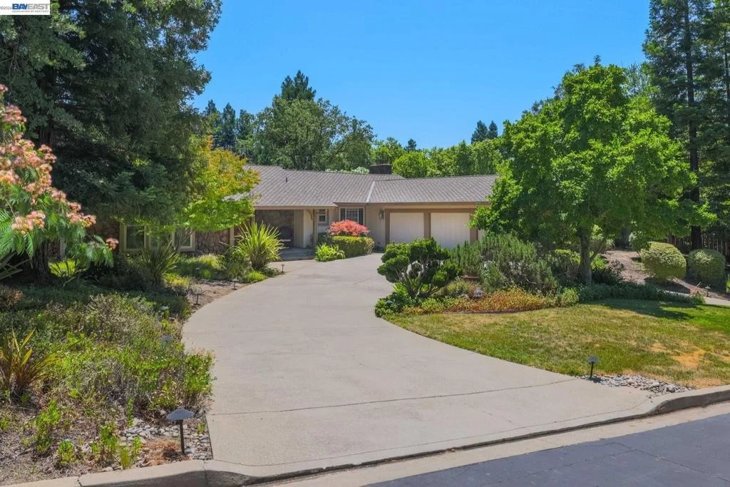 Photo of 2112 Red Oak Place