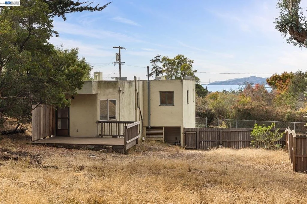 Photo of 950 AVIS DR