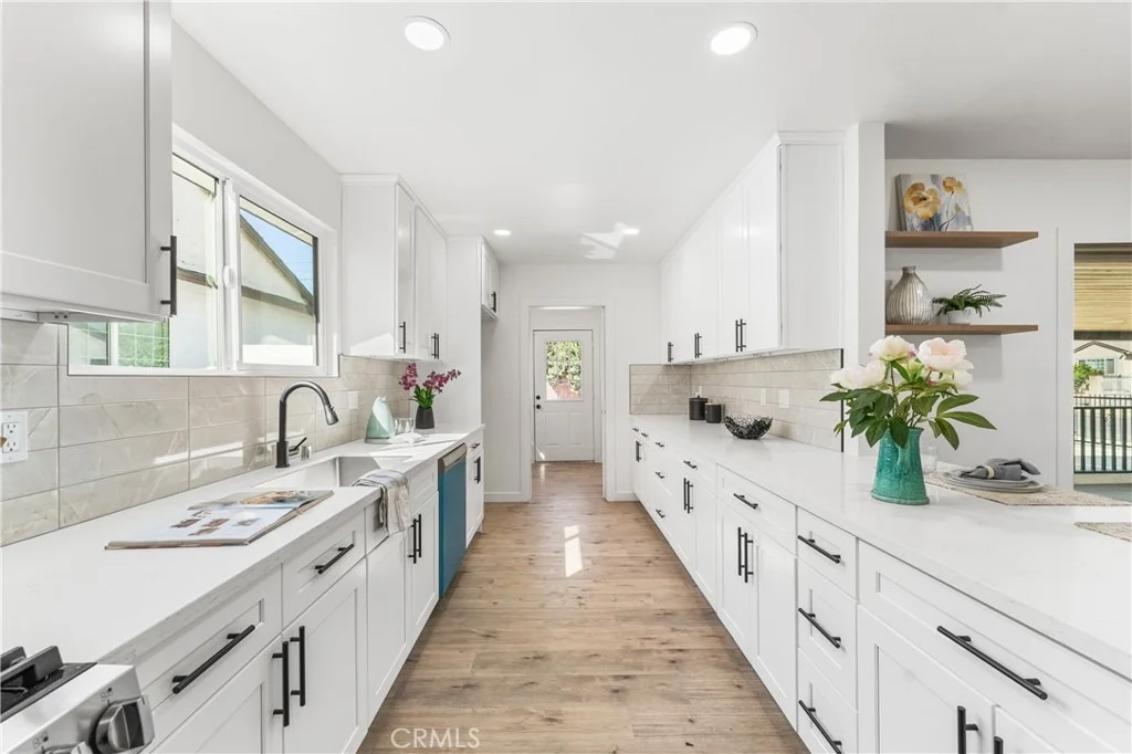 Photo of 8908 8910 Lev Avenue