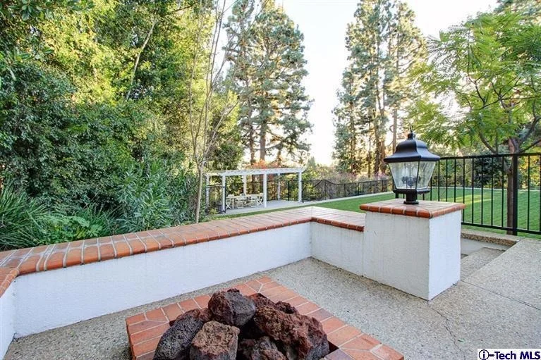 Photo of 2463 Ridgeway Road