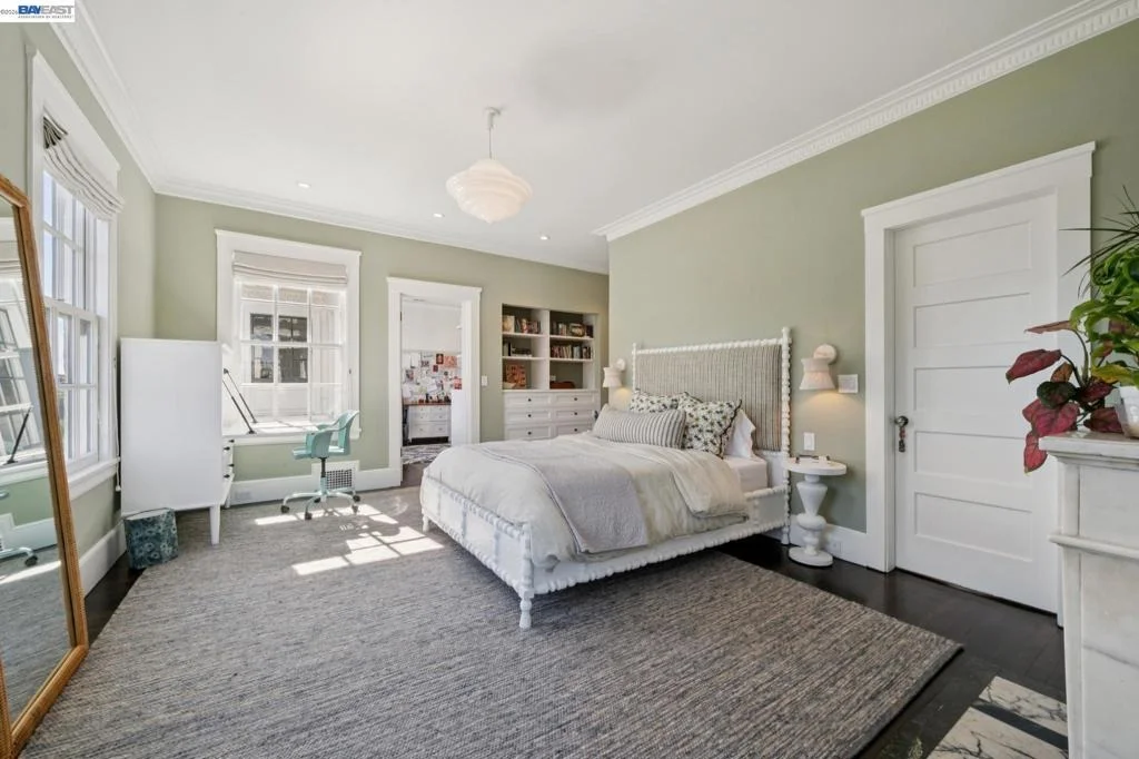 Photo of 1121 BAY STREET