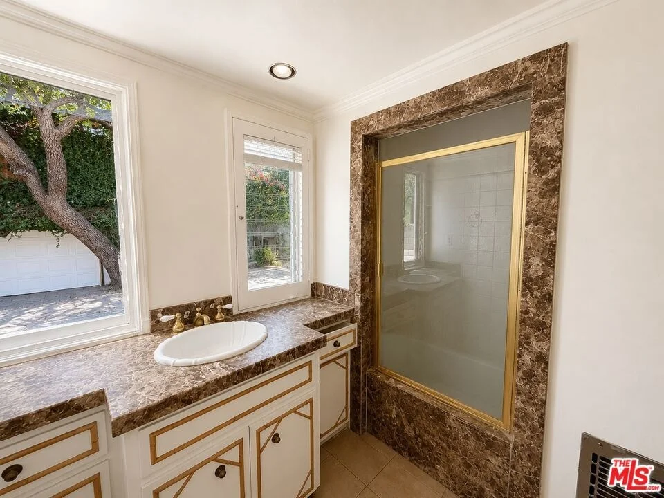 Photo of 431 Westmount Drive