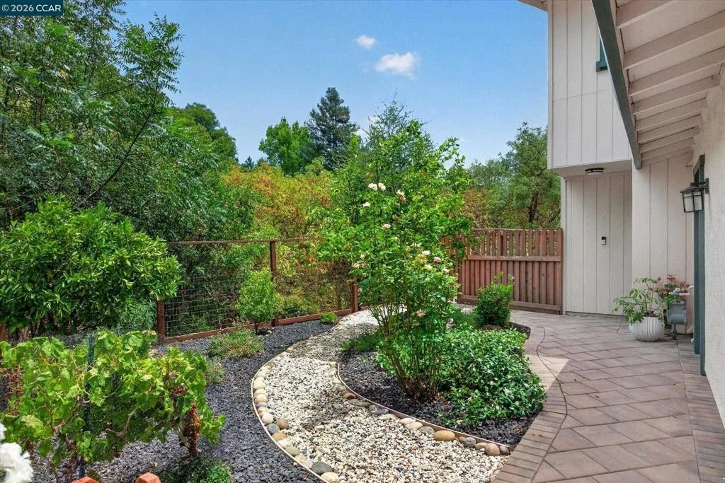 Photo of 584 Mission Pl