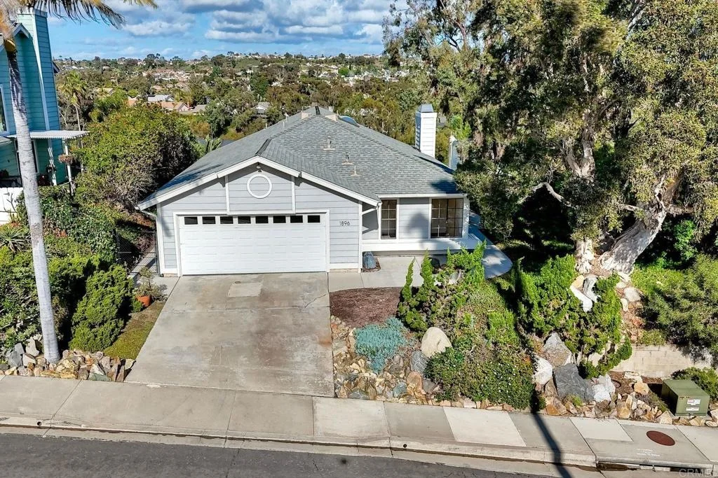 Photo of 1896 E Pointe Avenue