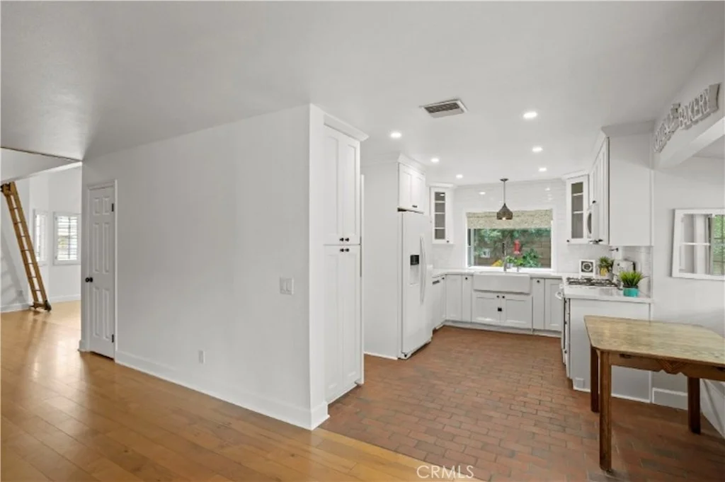 Photo of 1155 Bridgeport Rd