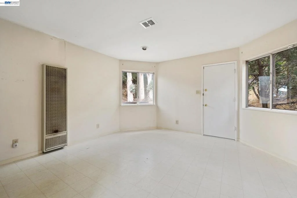 Photo of 950 AVIS DR
