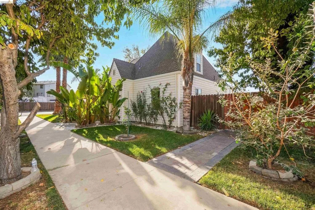Photo of 2 4th Ave