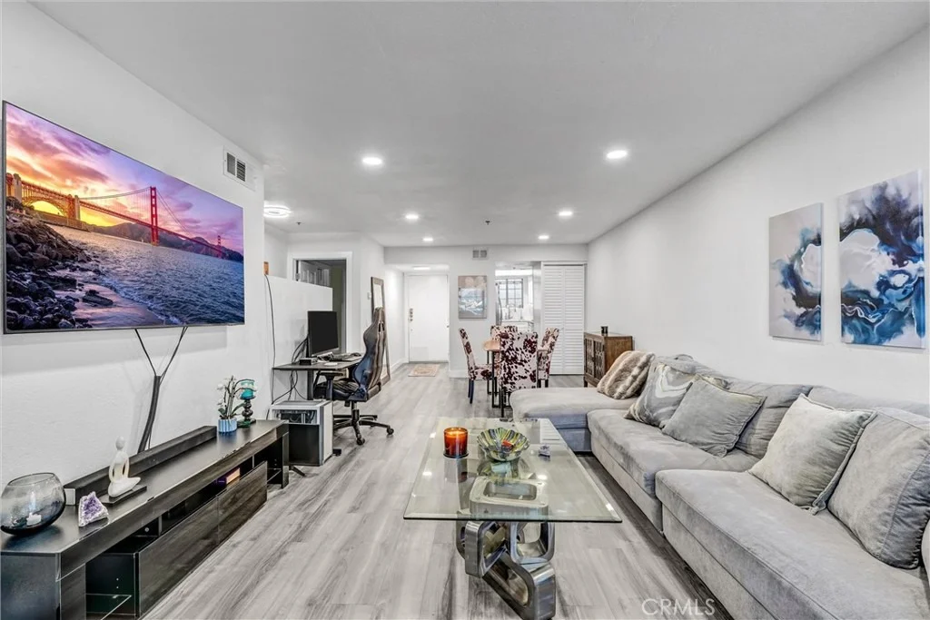 Photo of Unit 6 at 6545 Reseda Boulevard