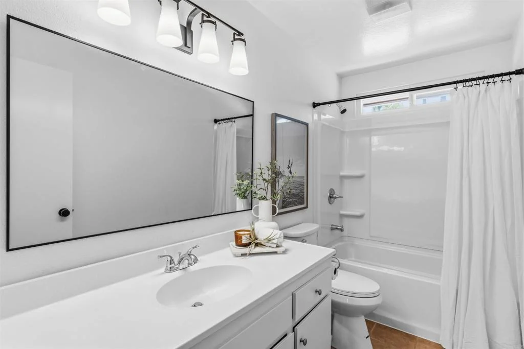 Photo of 818 Crest Drive
